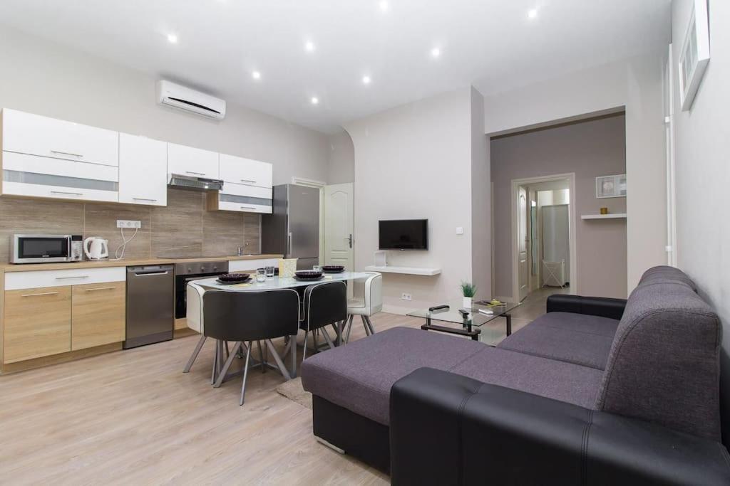 Cityscape Budget Thokoly Apartment